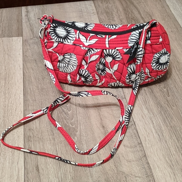 Vera Bradley Handbags - Vera Bradley Deco Daisy Small Crossbody bag